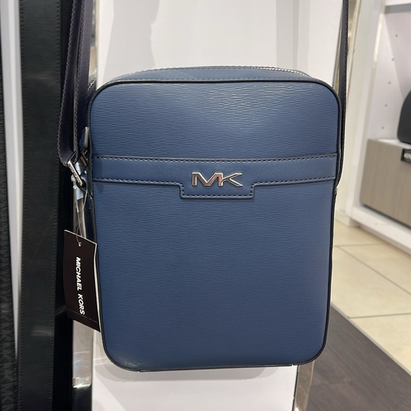 Michael Kors Cooper Flight Crossbody Bag
Navy 
NWT - Picture 13 of 16
